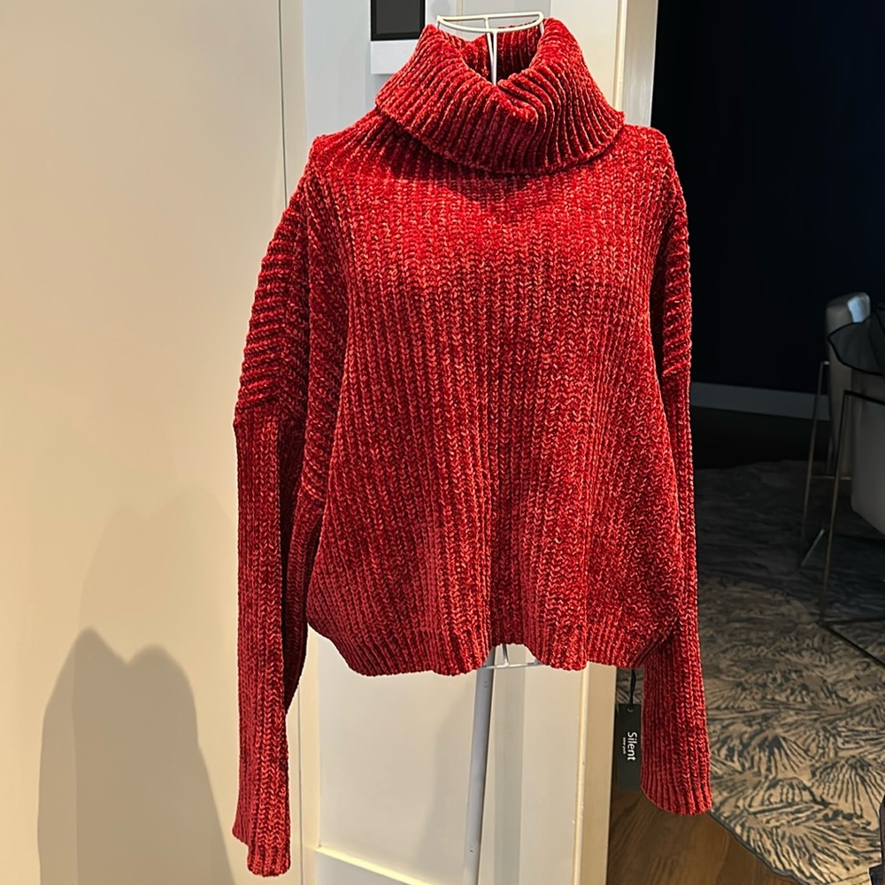 Brand new with tags and so so soft. Size medium.